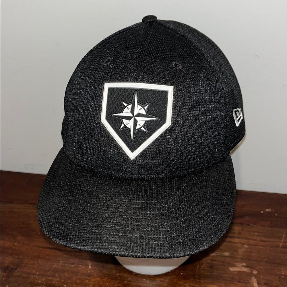 Rare MLB Seattle Mariners Compass Rose Black White fitted baseball cap 7 5/8!